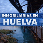 Vista del Muelle de Riotinto en Huelva al atardecer con el título “Inmobiliarias en Huelva” superpuesto sobre la imagen.