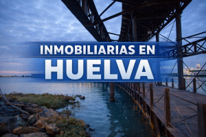 Vista del Muelle de Riotinto en Huelva al atardecer con el título “Inmobiliarias en Huelva” superpuesto sobre la imagen.